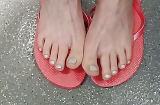 Youthful babe soles in spin flops after a gym shower - 08-05-22